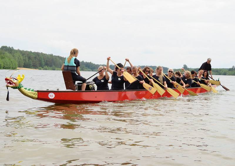 Slavnostní křest dračí lodě a první trénink Bestií se uskutečnil v neděli 6. června v 15 hodin.