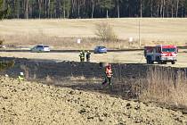 Několik jednotek dobrovolných i profesionálních hasičů likvidovalo do odpoledních hodin v pondělí 21. března rozsáhlý požár trávy u obce Skalice na Táborsku.