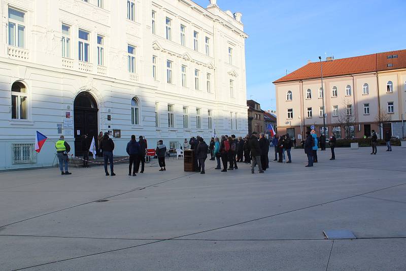 V Táboře v sobotu odpoledne demonstrovali odpůrci roušek a vakcinace. Jedním z řečníků byl i předseda krajně pravicové Národní demokracie Adam B. Bartoš.