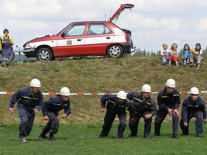 Kloužovičtí hasiči na soutěži v Kozmicích v roce 2009. Start.