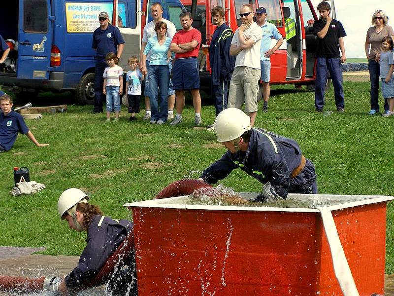 Kloužovičtí hasiči na soutěži v Kozmicích v roce 2009.