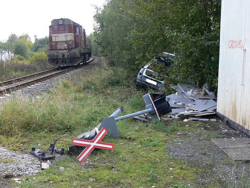 Nehoda na železničním přejezdu na Měšické ulici .