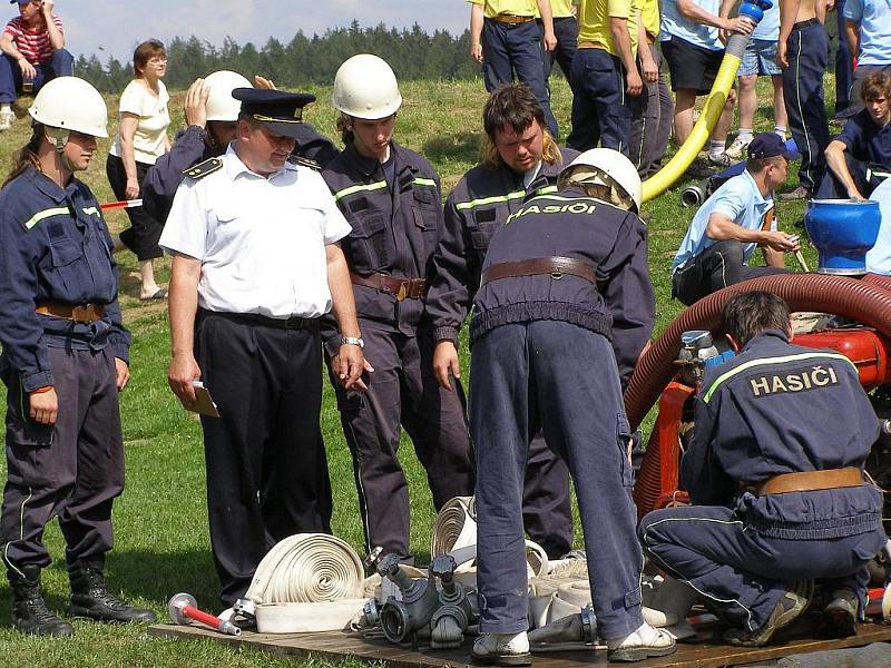 Kloužovičtí hasiči před útokem na soutěži v Kozmicích v roce 2009.