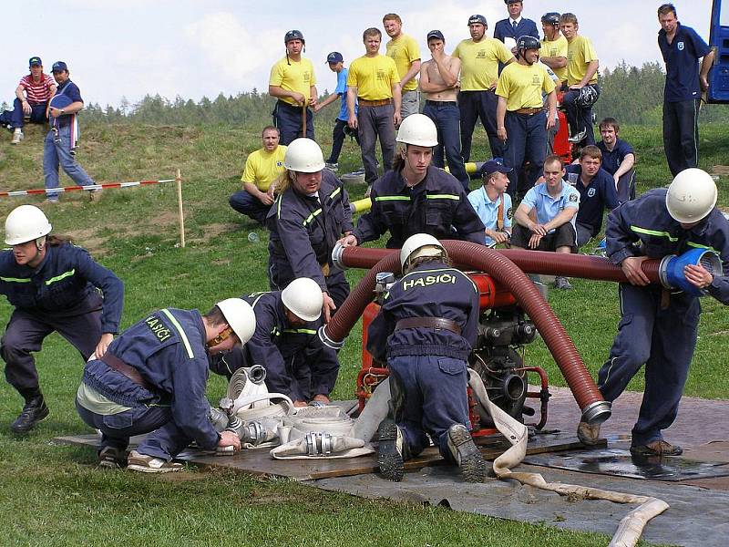 Kloužovičtí hasiči na soutěži v Kozmicích v roce 2009. Útok. 