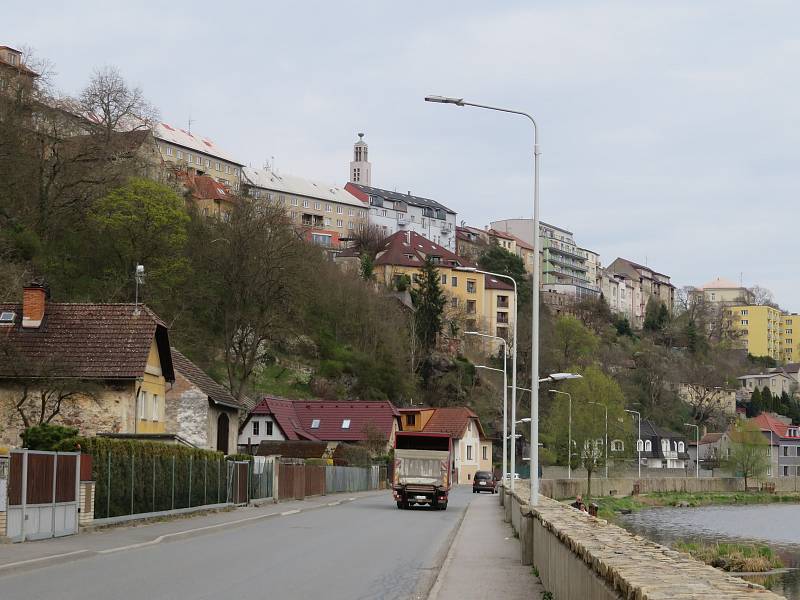 Provoz v Údolní ulici a nezastavěná lokalita, kterou má vést nová trasa silnice o délce téměř čtyři kilometry. Obchvat má být zasazen mezi Větrovy a Horky do údolí.