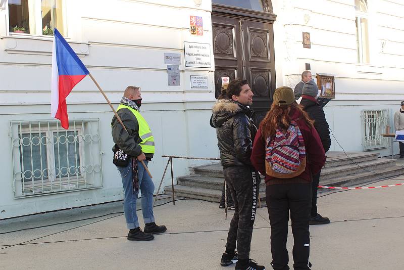 V Táboře v sobotu odpoledne demonstrovali odpůrci roušek a vakcinace. Jedním z řečníků byl i předseda krajně pravicové Národní demokracie Adam B. Bartoš.