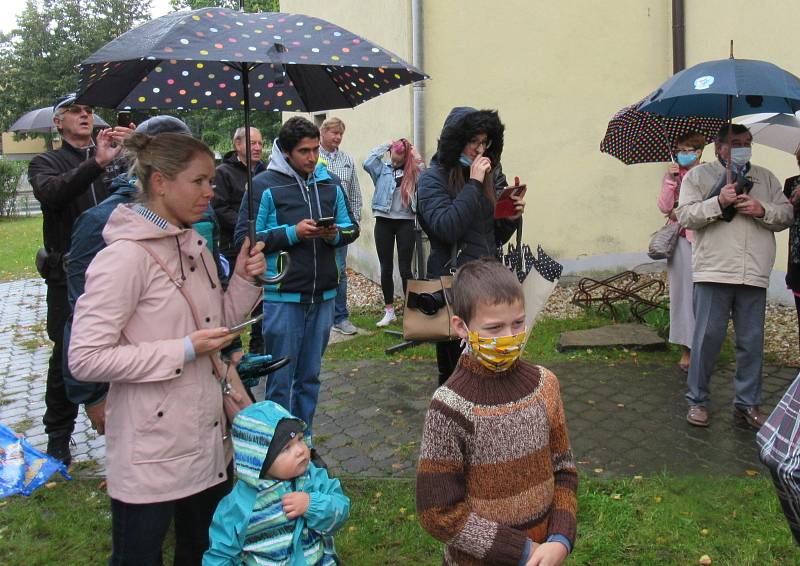 V pondělí 28. září byl po půl 12 dopoledne na věž kostela sv. Václava v Plané nad Lužnicí jeřábem vyzdvižen a zavěšen stejnojmenný zvon z dílny myslkovického mistra zvonaře Michala Votruby. Týž den odpoledne začal plnit svůj účel.