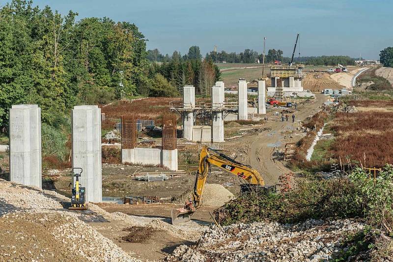 Výstavba nové devítikilometrové přeložky na IV. koridoru mezi Soběslaví a Doubím v režii trojice firem Strabag, Eurovia a Metrostav po roce od zahájení pokročila.