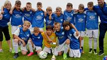 Úspěšný tým Táborska U12 s vítěznou trofejí.