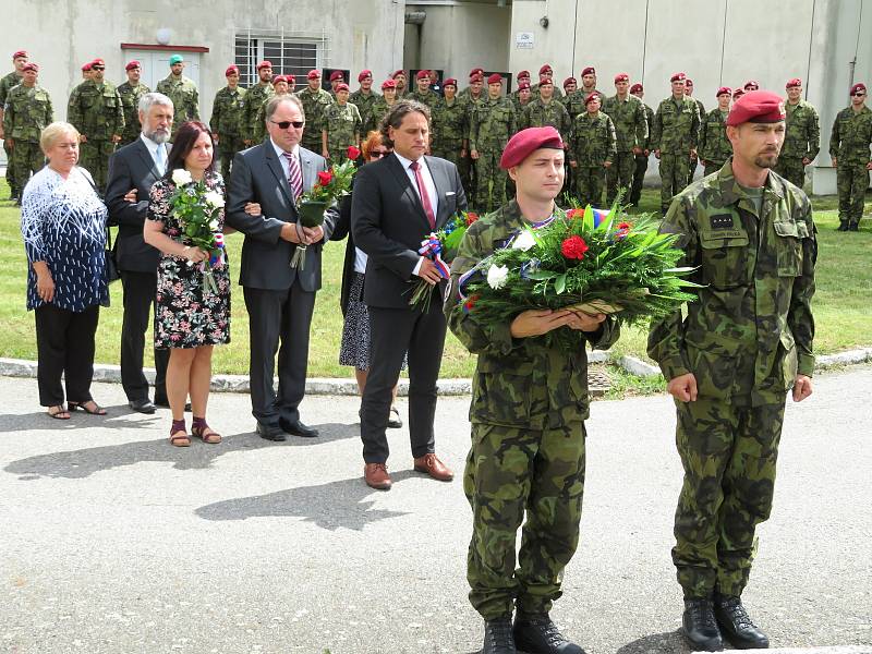 Na vojenské základně 42. mechanizovaného praporu Tábor si ve středu 4. srpna vojáci i rodina připomínali 3. výročí od tragického úmrtí tří členů posádky na misi v Afghánistánu.