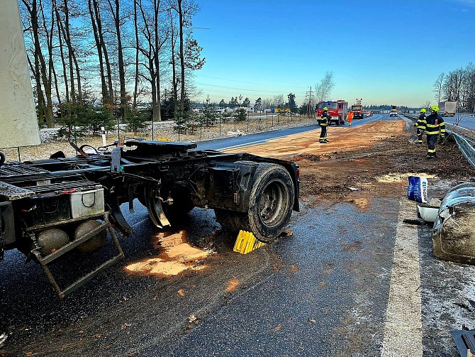 Úklid po dopravní nehodě na dálnici D3 u Plané nad Lužnicí, která se stala 19. ledna.