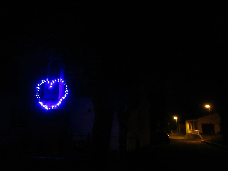 Modrým svítícím symbolem je vyzdobena zvonička v centru obce Lom na Táborsku.