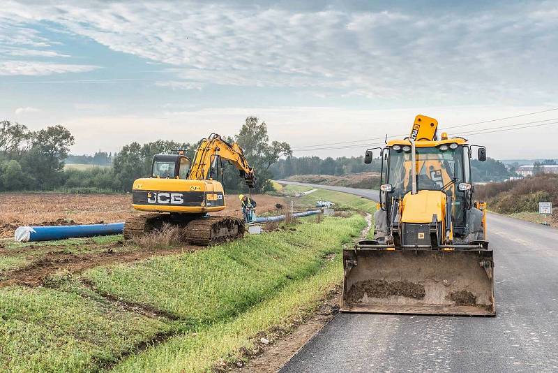 Výstavba nové devítikilometrové přeložky na IV. koridoru mezi Soběslaví a Doubím v režii trojice firem Strabag, Eurovia a Metrostav po roce od zahájení pokročila.