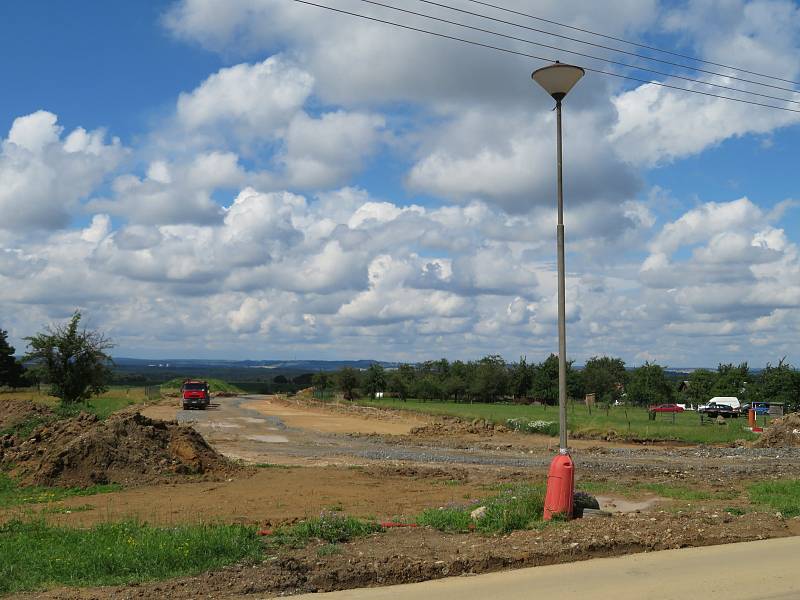 Obchvat Chýnova už dostává jasné obrysy, stavbu již nic nezdržuje. Hotovo má být v říjnu roku 2022.