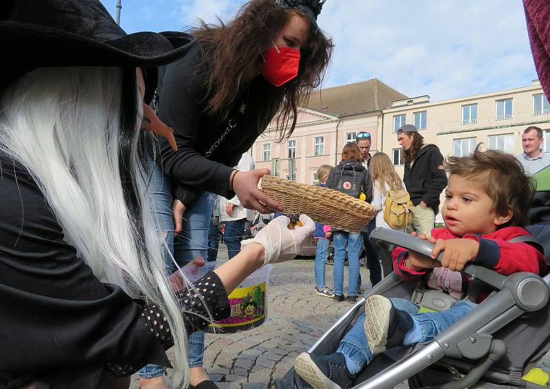 Čarodějnice v Táboře letos zapojily celou rodinu, vyrazily si také na výlet do Lomu. Na Žižkově náměstí na ně v pátek odpoledne čekaly desítky lidí.