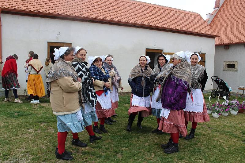 Zima skončila. Moranu svrhli v Borotíně pod splav.