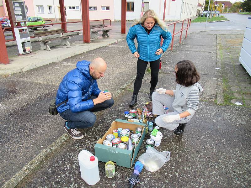 Projekt GraffitEko, díky kterému soběslavští žáci zkrášlují městské kontejnery, pokračuje i tento rok. Maluje se potřetí. Děti zdobí kontejnery u nádraží, zbývá už jen poslední.