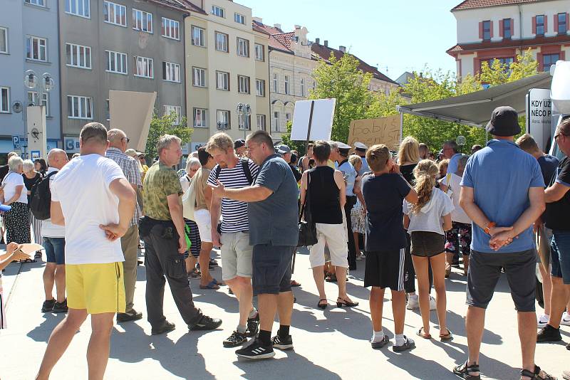 Babiše v Táboře přivítal pískot. Jsou to fašisti a nacisti, reagoval