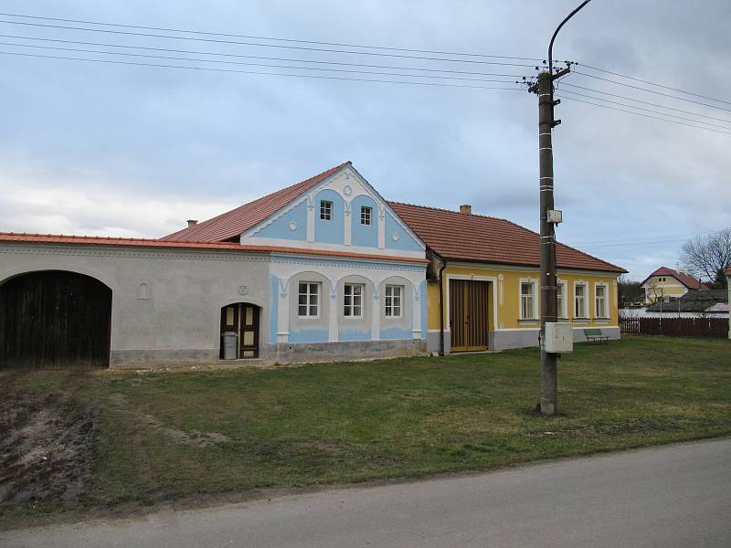 Při zásahu v obci Klečaty, která je vyhlášena vesnickou památkovou rezervací díky typické architektuře Selského baroka, šly k zemi dle starostky Jiřiny Sedláčkové jen dva neprospívající jasany.