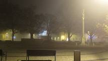 Jihočeská města se po setmění mění v liduprázdné osady, atmosféru tento víkend umocnila ještě mlha. Snímek je z Tábora.