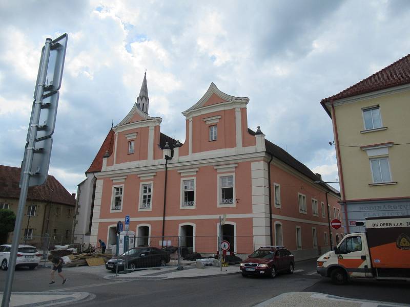 Radnice s kostelem sv. Víta je jednou z dominant centra.