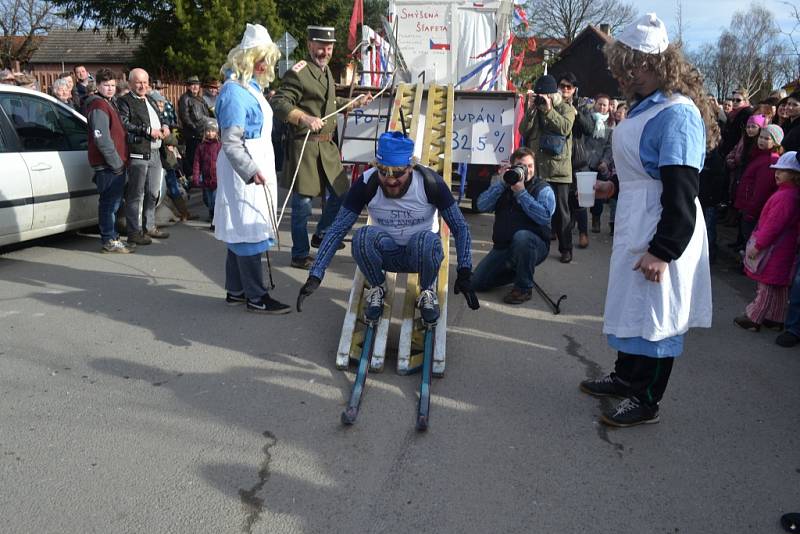 Skalický masopust měl na trase zastávku v Želči. 