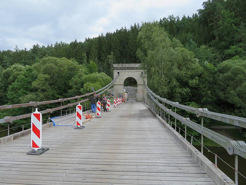 Celková rekonstrukce jediného dochovaného empírového mostu v Čechách se chýlí ke konci. Zaměstnanci nyní obnovují nátěr zábradlí Stádleckého mostu.