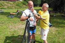 Pavla Rybaříka, mistra světa v jízdě na vysokém kole na jednu míli, zpovídá hlavní pořadatel Sudoměřického triatlonu Miloslav Rechtorik.