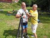 Pavla Rybaříka, mistra světa v jízdě na vysokém kole na jednu míli, zpovídá hlavní pořadatel Sudoměřického triatlonu Miloslav Rechtorik.