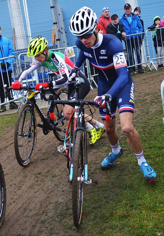 Evropský šampionát cyklokrosařů v Táboře. Závod juniorů. Vyhrál Švýcar Loris Rouiller, pro stříbro si dojel Tomáš Kopecký (černá helma, číslo 16 a kolo Colnago). Jakub Ťoupalík (bílá helma, číslo 23 a kolo Stevens) dojel na 18. pozici.