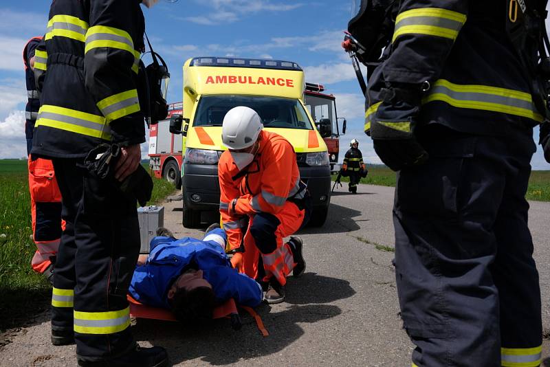 Na letišti Tábor - Všechov se uskutečnilo taktické cvičení, jehož námětem byla dopravní nehoda na dálnici D3, při které se střetla cisterna s osobním automobilem.