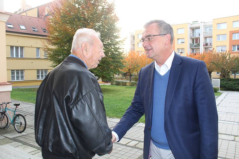 Do volebního okrsku v Bechyni patří i předseda TOP 09 Miroslav Kalousek.