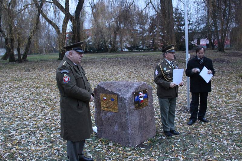 V sobotu se v parku barokního zámku v Táboře-Měšicích sešla dvacítka členů a příznivců České atlantické komise při příležitosti slavnostního odhalení pomníku k uctění památky všech obětí totalitních diktatur.