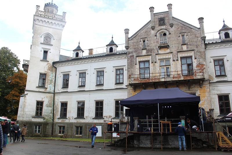 Dobročinný festival přilákal ve středu odpoledne na zámek v Jistebnici stovky lidí.