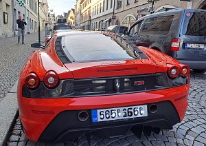 Ve středu 11. října odpoledne mohli Táborští obdivovat dvě luxusní červená vozidla italské značky Ferrari zaparkovaná na Palackého třídě.