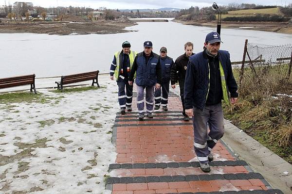 Provizorní hráz Jordánu se dnes ráno protrhla.