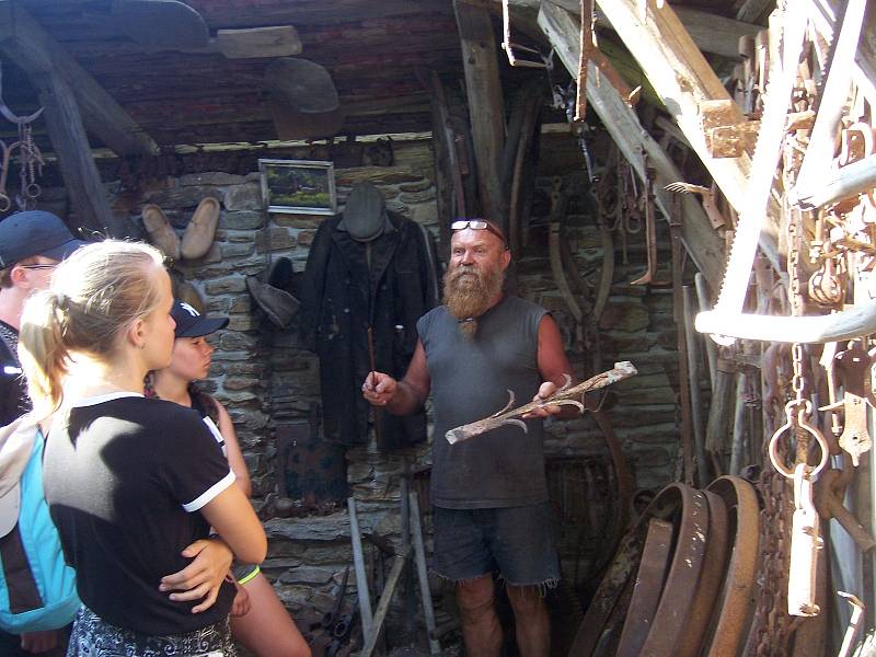 Ladislav Dobeš postavil v Moravči kamennou rozhlednu s kovářským muzeem. Zájemce pak učí základům kovářství.