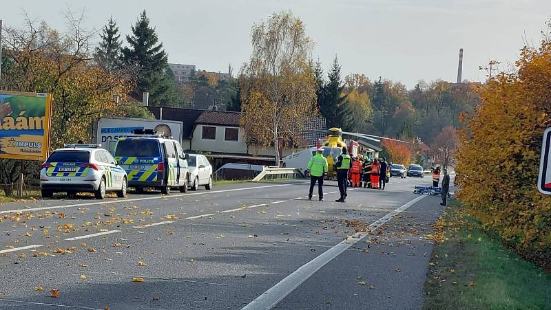 Střet motocyklu s dodávkou u Sezimova Ústí 30. 10. 2022 přinesla těžké zranění.