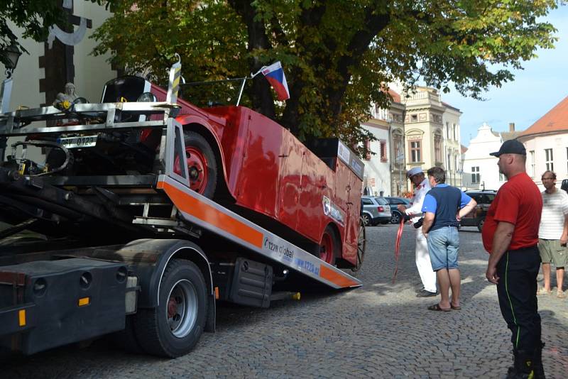 Historická hasičská technika zastavila v sobotu i v Táboře.