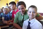 Škola - V Opařanech první školní den pomáhají prvňáčkům jejich starší kolegové - deváťáci. 