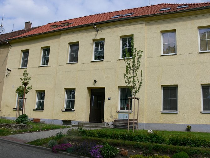  Budislavskou školu v obci vystavěli v 18. století. Žáci v ní do lavic usedali do roku 1978. V současné době chodí do nedalekých Tučap.