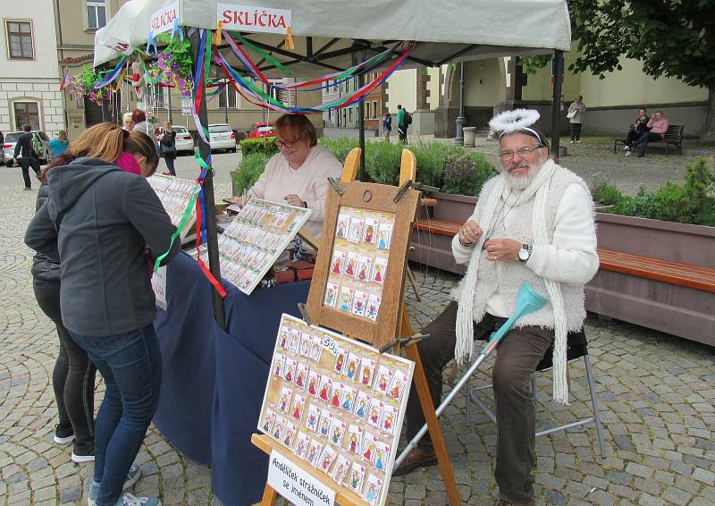 Počasí v sobotu 4. května neodradilo návštěvníky od návštěvy Žižkova náměstí a koncertu Keramičky.