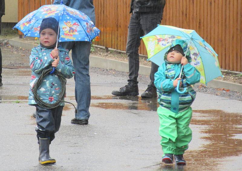 V pondělí 28. září byl po půl 12 dopoledne na věž kostela sv. Václava v Plané nad Lužnicí jeřábem vyzdvižen a zavěšen stejnojmenný zvon z dílny myslkovického mistra zvonaře Michala Votruby. Týž den odpoledne začal plnit svůj účel.