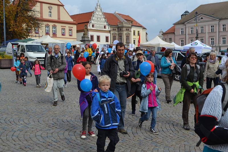 Celodiecézní pouť v sobotu vyvrcholila mariánským průvodem ze Žižkova náměstí starou poutní cestou na Klokoty.