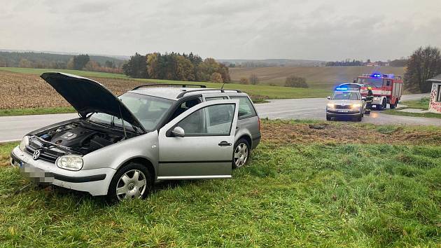 Policisté z Bechyně 4. listopadu pronásledovali podezřelého řidiče. Ten s autem uvízl na trávě a dal se na útěk. Policisté ho dopadli.