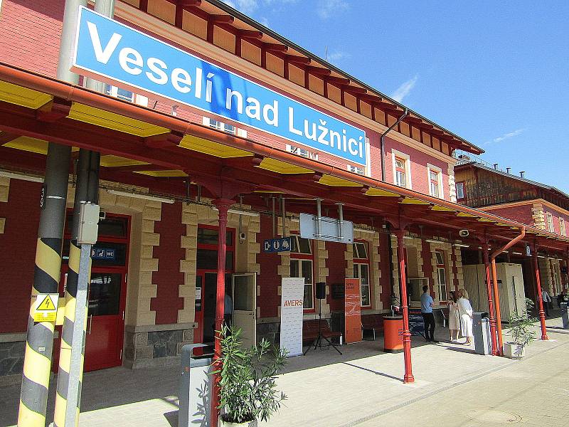 Výpravní budova ve Veselí nad Lužnicí má za sebou rozsáhlou rekonstrukci za 62 milionů. Její slavnostní otevření se konalo ve čtvrtek 16. června dopoledne.