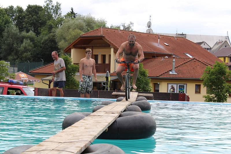 Prázdniny v Chýnově končí neckyádou v bazénu.