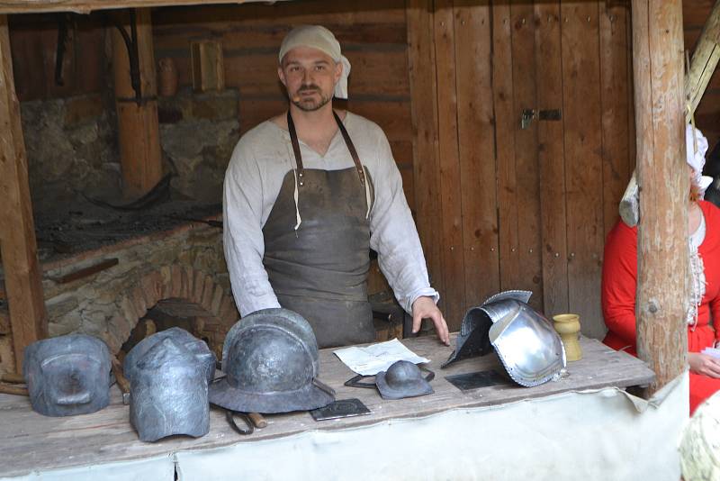 Historická řemesla na hradu Šelmberk v roce 2019.