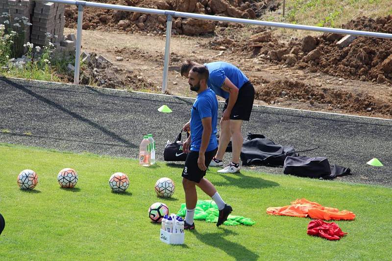 První trénink fotbalistů FC MAS Táborsko na novém trávníku v Kvapilově ulici.