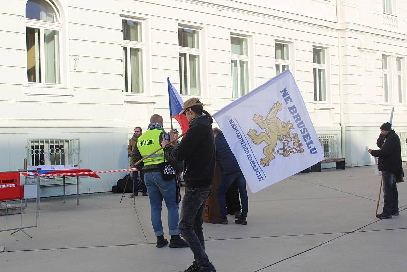 V Táboře v sobotu odpoledne demonstrovali odpůrci roušek a vakcinace. Jedním z řečníků byl i předseda krajně pravicové Národní demokracie Adam B. Bartoš.